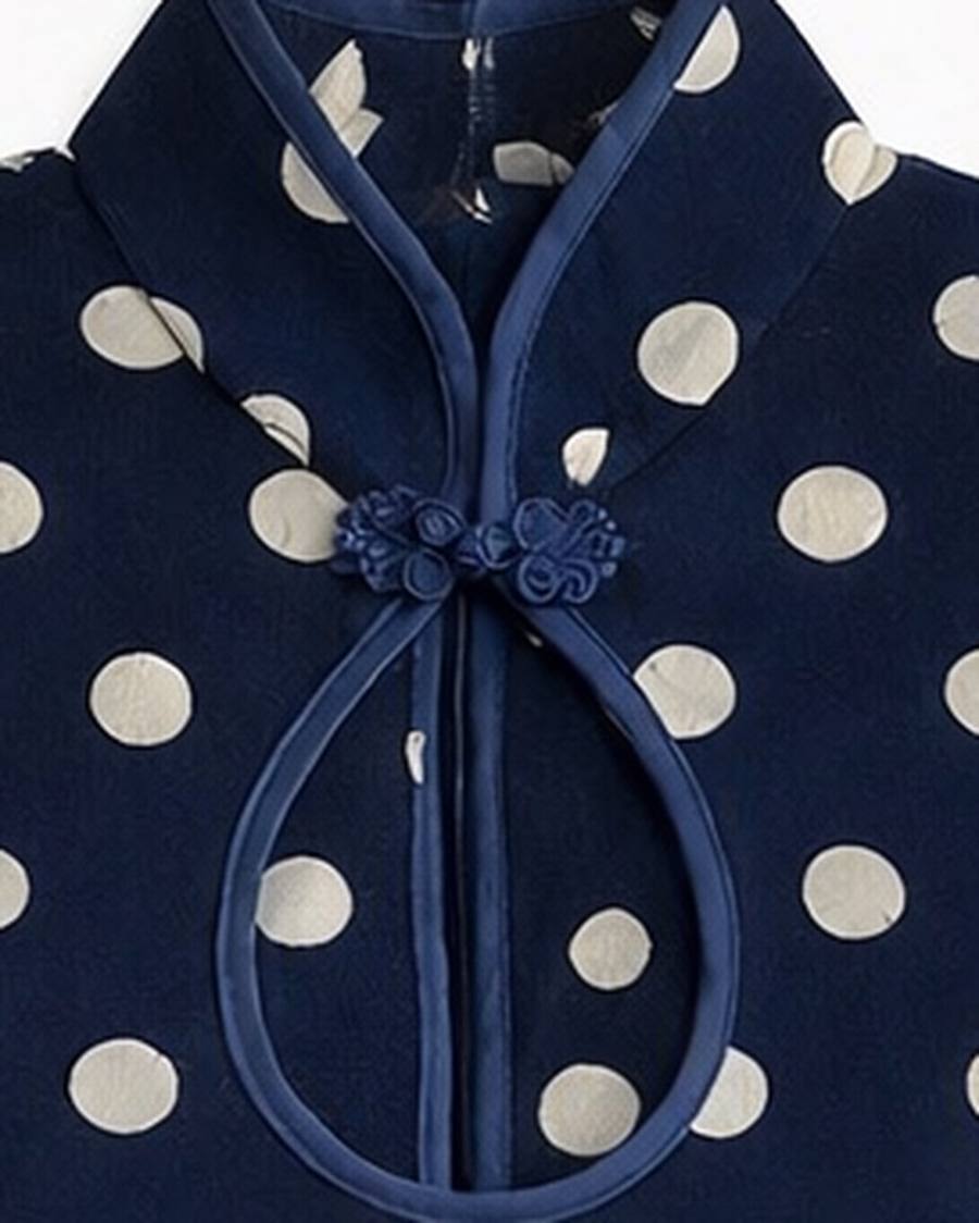 Yumeji Dalmata Dress, Short Sleeve, collar and fastening in close up