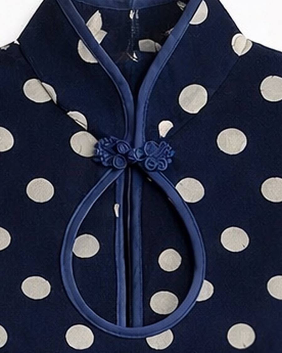 Yumeji Dalmata Dress, Sleeveless, collar and fastening in close up