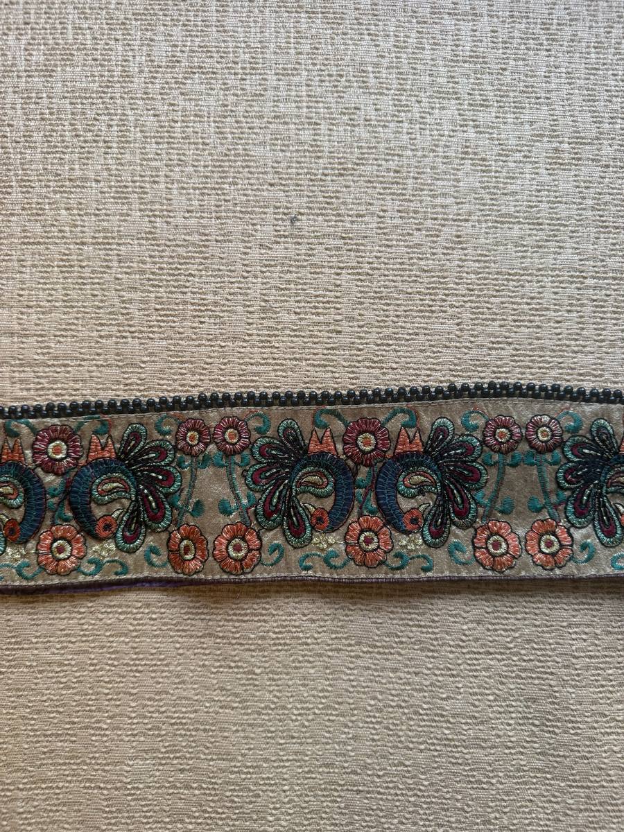 Freak Belt, Cortina