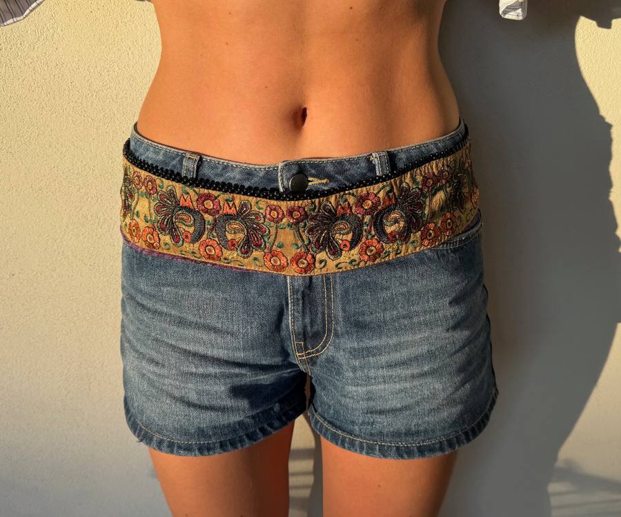 Freak Belt, Cortina